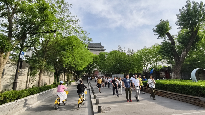 外國(guó)游客游覽北京鼓樓。人民網(wǎng)記者 李楠樺攝