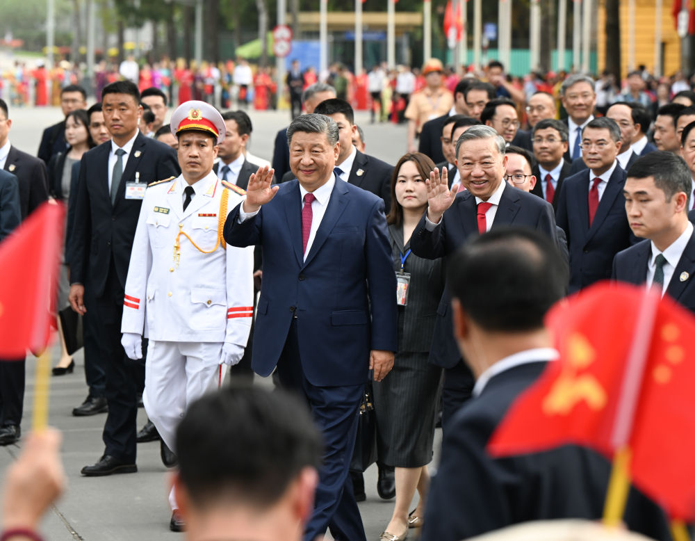 4月14日，中共中央總書記、國家主席習(xí)近平抵達河內(nèi)對越南進行國事訪問。當(dāng)日下午，越共中央總書記蘇林為習(xí)近平舉行隆重歡迎儀式。這是歡迎儀式后，習(xí)近平和蘇林一同步行前往越共中央駐地舉行會談時，向歡迎人群揮手致意。新華社記者 張領(lǐng) 攝