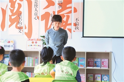 田桂月帶領孩子共讀繪本《點》。李澤罡攝