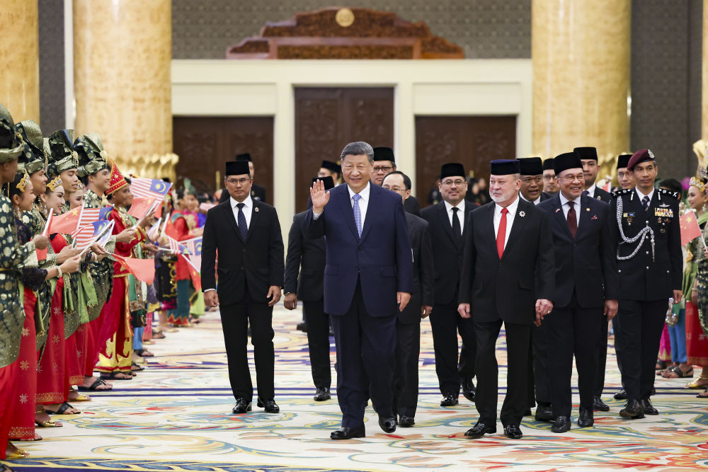 4月16日上午，馬來西亞最高元首易卜拉欣在馬來西亞國家王宮同中國國家主席習(xí)近平舉行會見。會見后，習(xí)近平出席易卜拉欣舉行的歡迎宴會。這是習(xí)近平向歡迎人群揮手致意。新華社記者 黃敬文 攝