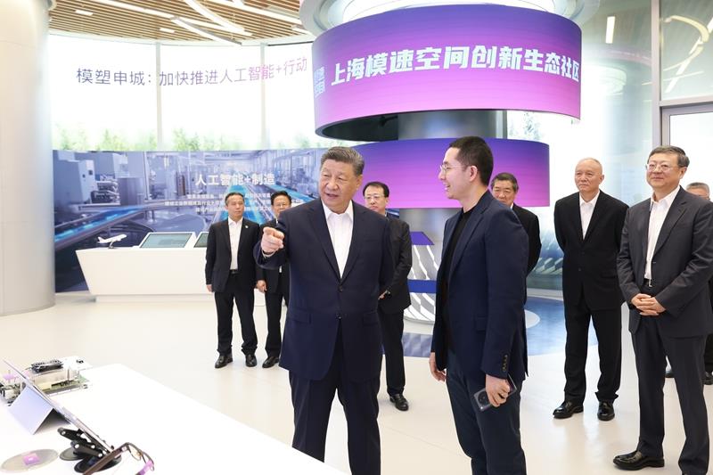 △2025年4月29日，習近平總書記在上?！澳Ｋ倏臻g”大模型創(chuàng)新生態(tài)社區(qū)，察看大模型產(chǎn)品展示。