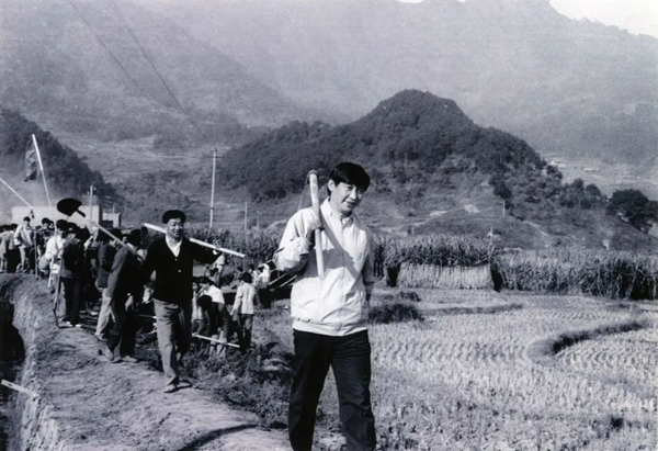 這是1989年，時任福建省寧德地委書記的習(xí)近平帶領(lǐng)地直機關(guān)千余名干部到寧德縣南漈水利工地參加清溝排障修整水渠勞動。新華社發(fā)