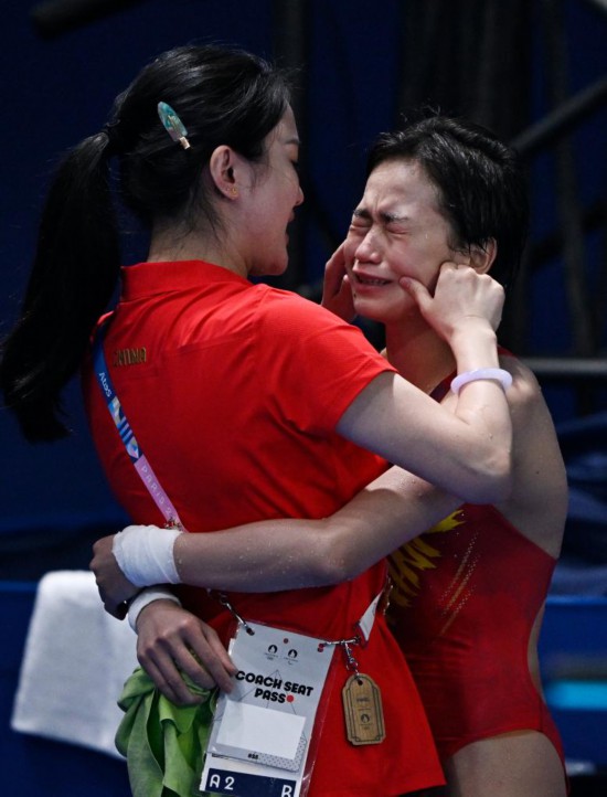 2024年8月6日，中國選手全紅嬋（右）與教練陳若琳在巴黎奧運會女子10米臺決賽后慶祝。新華社記者 王鵬 攝