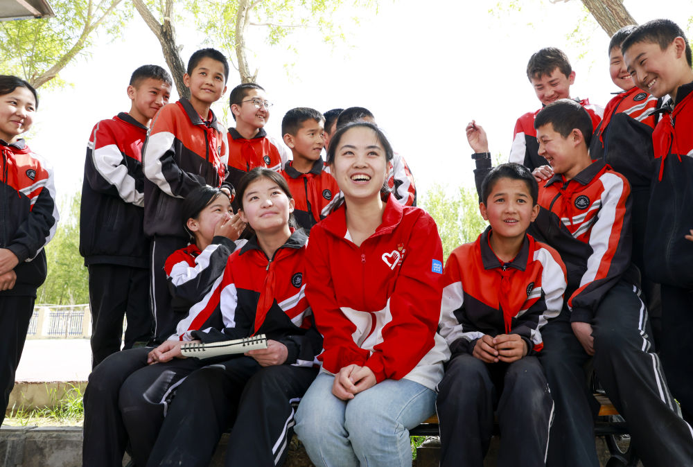 4月23日，在新疆克州阿圖什市哈拉峻鄉(xiāng)謝依特小學(xué)，支教教師高淑賢和學(xué)生們在一起。
