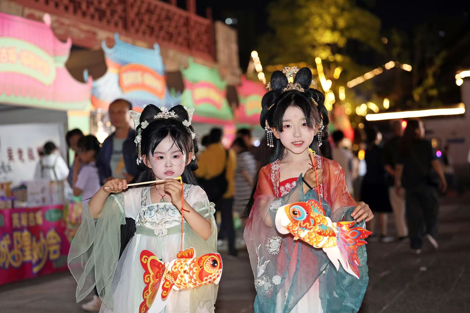 2025年5月2日晚，安徽蕪湖古城，魚燈巡游吸引游人駐足觀看。（圖片來(lái)源：視覺(jué)中國(guó)）