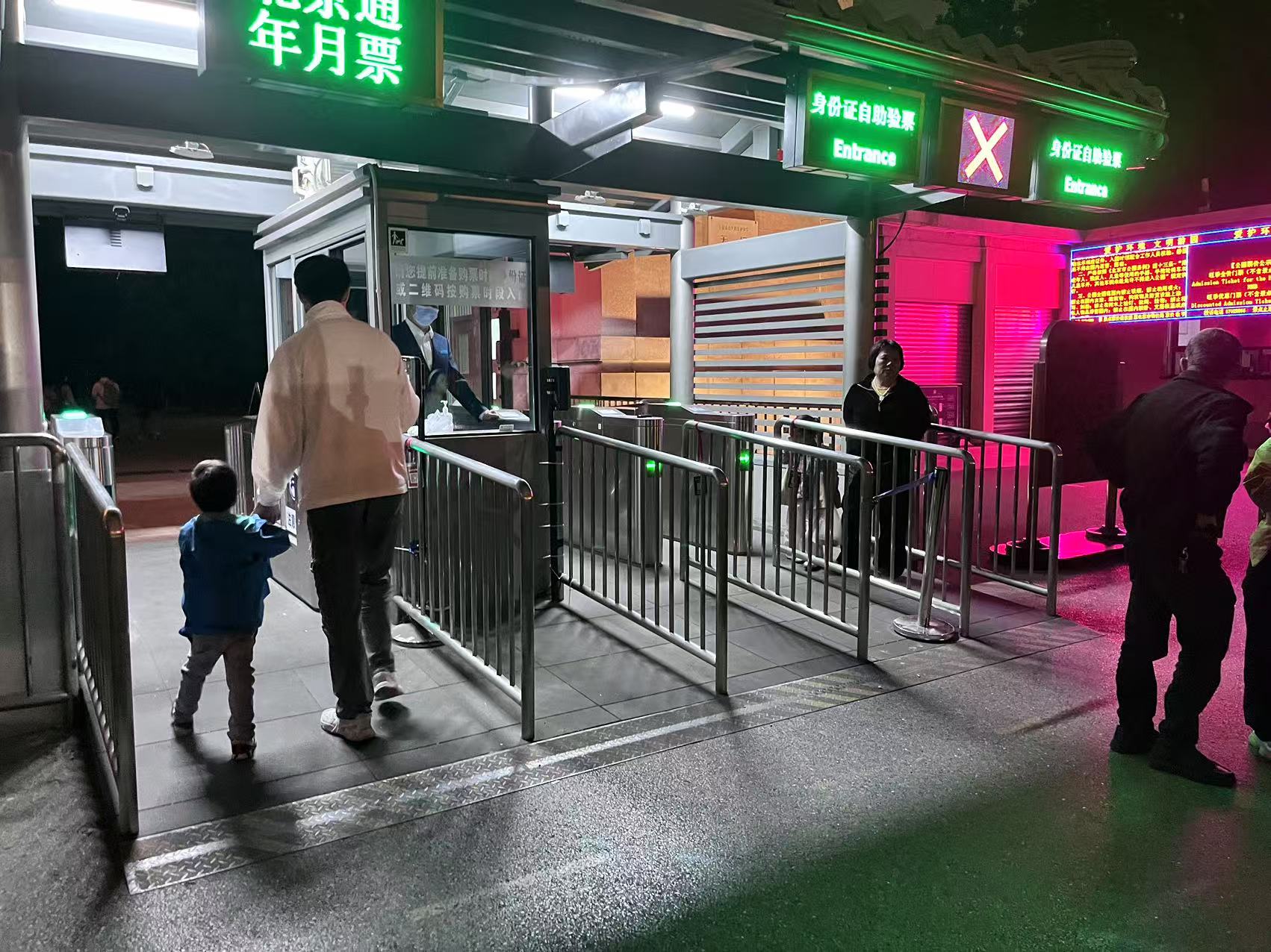 北京天壇公園延長開放時間，游客進入游覽。人民網(wǎng)記者 李楠樺攝