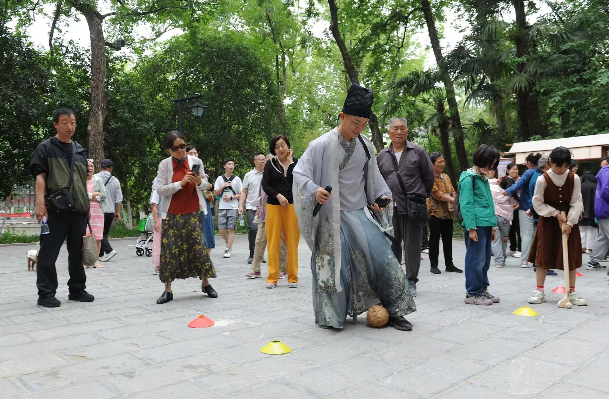 2025年5月3日，安徽省合肥市包公園景區(qū)，游客正在參與“蹴鞠”體育活動(dòng)。（圖片來(lái)源：視覺(jué)中國(guó)）