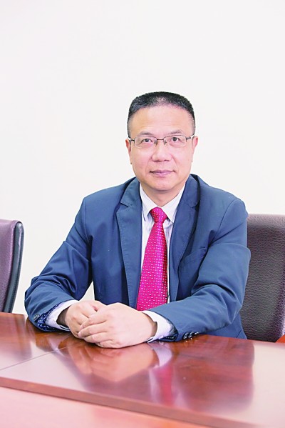 徐飛 教授、博士生導(dǎo)師。歷任上海交通大學(xué)副校長、西南交通大學(xué)校長、上海財(cái)經(jīng)大學(xué)常務(wù)副校長，現(xiàn)任福耀科技大學(xué)常務(wù)副校長。國務(wù)院政府特殊津貼專家。先后兼任中國鐵道學(xué)會(huì)副理事長，中國管理學(xué)會(huì)組織與戰(zhàn)略專業(yè)委員會(huì)副主任，教育部高等學(xué)校創(chuàng)新創(chuàng)業(yè)教育指導(dǎo)委員會(huì)副主任，中國高等教育學(xué)會(huì)創(chuàng)新創(chuàng)業(yè)教育分會(huì)理事長，中國高質(zhì)量MBA教育認(rèn)證（CAMEA）工作委員會(huì)副主任，中國職業(yè)技術(shù)教育學(xué)會(huì)副會(huì)長等。主要研究領(lǐng)域?yàn)閼?zhàn)略管理、競爭戰(zhàn)略與博弈論、創(chuàng)新創(chuàng)業(yè)、跨文化戰(zhàn)略領(lǐng)導(dǎo)力等。出版著作20余部。