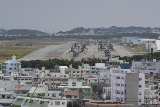 這是2023年11月25日在日本沖繩美軍普天間基地駐留的“魚鷹”運(yùn)輸機(jī)（資料照片）。新華社記者馮武勇攝