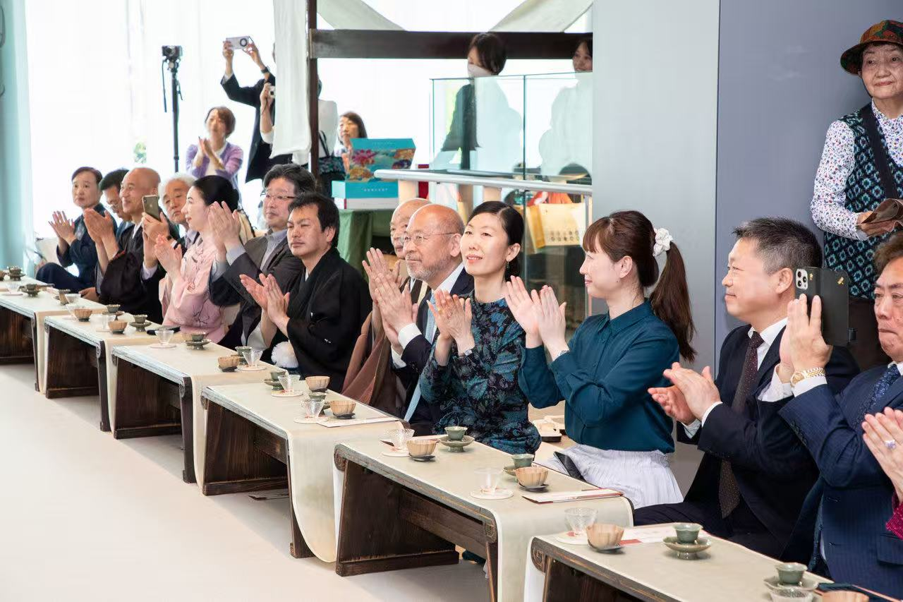 中日兩國文旅界、各茶道流派嘉賓出席開幕式。中國駐大阪旅游辦事處供圖