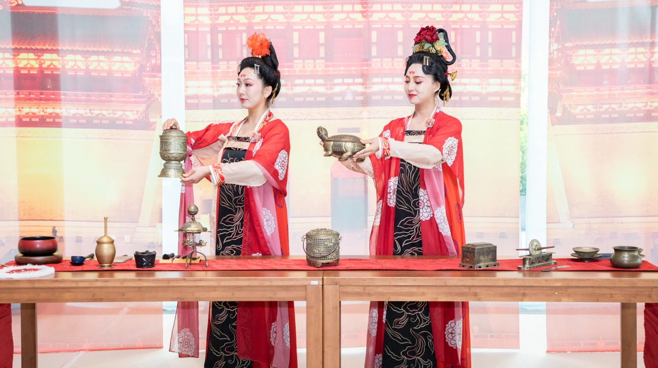 法門寺地宮出土文物一比一復(fù)刻的宮廷茶器。中國駐大阪旅游辦事處供圖