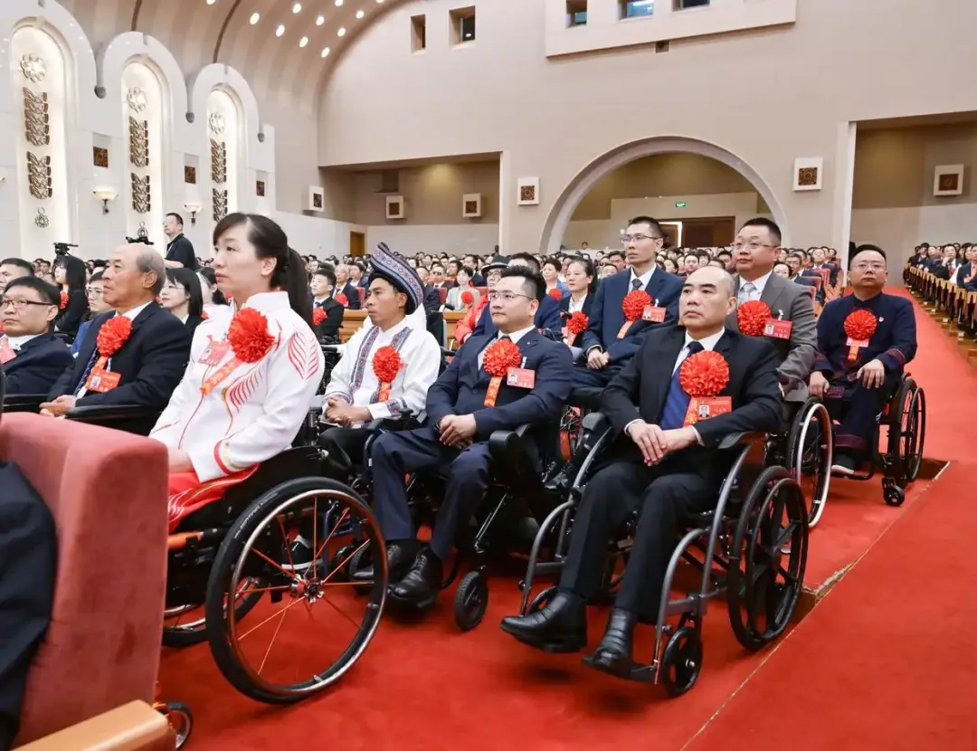 2025年5月16日，第七次全國自強(qiáng)模范暨助殘先進(jìn)表彰大會在北京召開。大會表彰了200名“全國自強(qiáng)模范”、200個“全國殘疾人工作先進(jìn)集體”和60名“全國殘疾人工作先進(jìn)個人”。