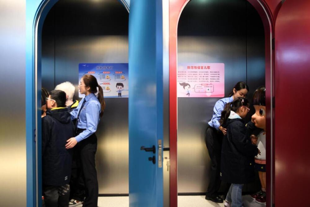 2025年4月2日，殘障兒童在無障礙青少年法治教育基地體驗。