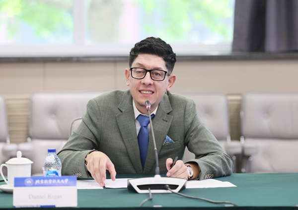 哥倫比亞教育部長(zhǎng)丹尼爾?羅哈斯一行訪問(wèn)北京航空航天大學(xué)。北航供圖