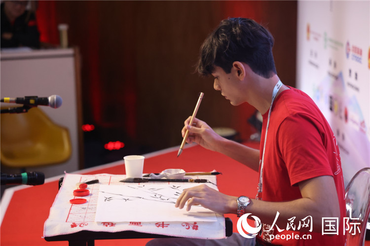 2025年“漢語橋”巴西賽區(qū)決賽的“才藝展示”環(huán)節(jié)，一名參賽者正在繪畫。人民網(wǎng)記者 時元皓攝