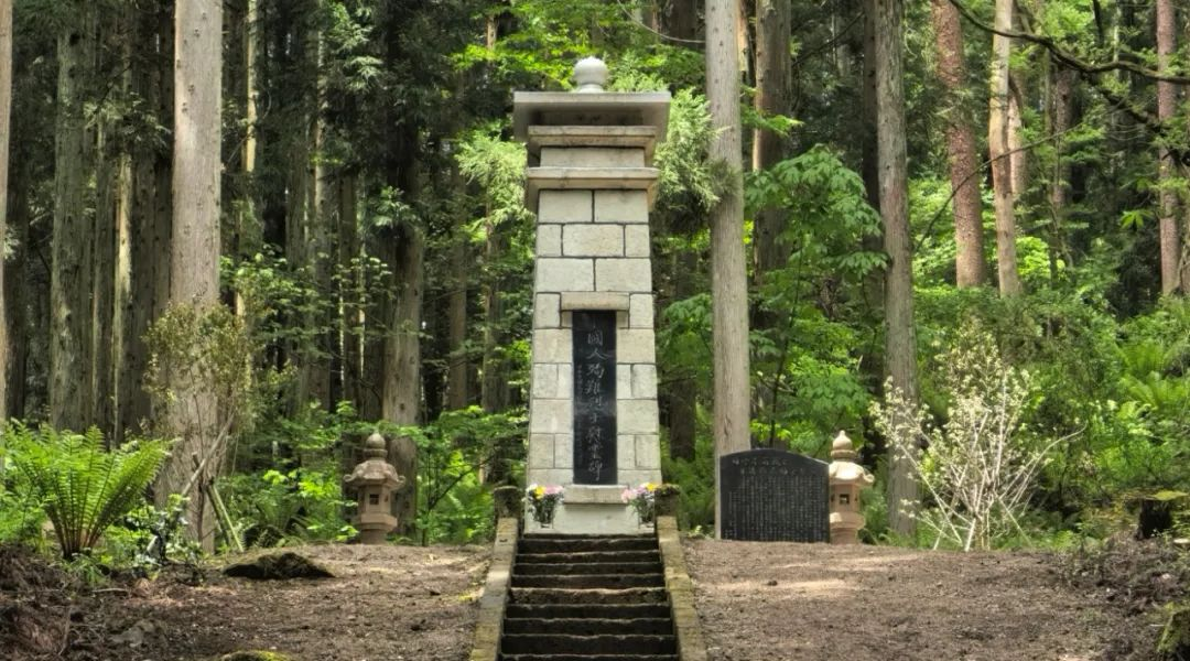 福島縣豬苗代町中國(guó)殉難勞工慰靈碑修繕完工暨植樹祭掃儀式舉行。中國(guó)駐新潟總領(lǐng)館供圖