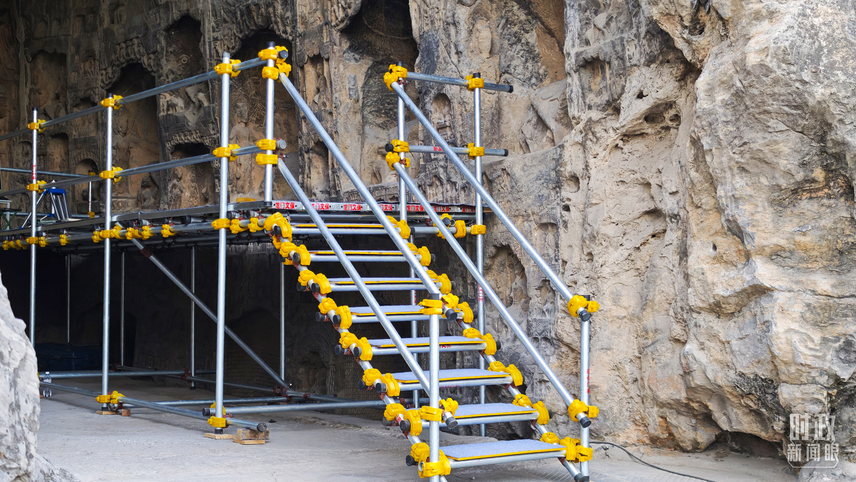 △龍門石窟古陽洞文物修護(hù)現(xiàn)場(chǎng)。（總臺(tái)央廣記者潘毅拍攝）