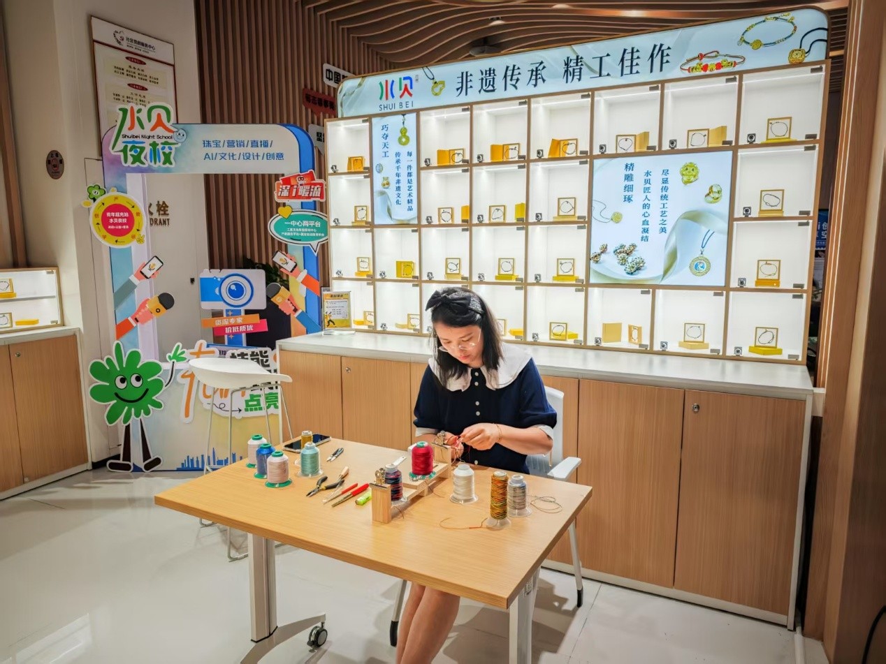 水貝夜校學(xué)員正在展示手工編繩過程。人民網(wǎng) 肖聰聰攝