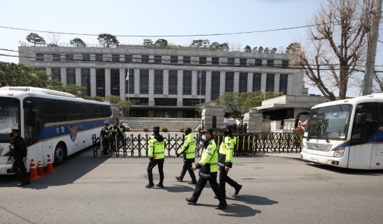 4月3日，在韓國(guó)首爾，警察在韓國(guó)憲法法院前執(zhí)勤。新華社記者姚琪琳攝