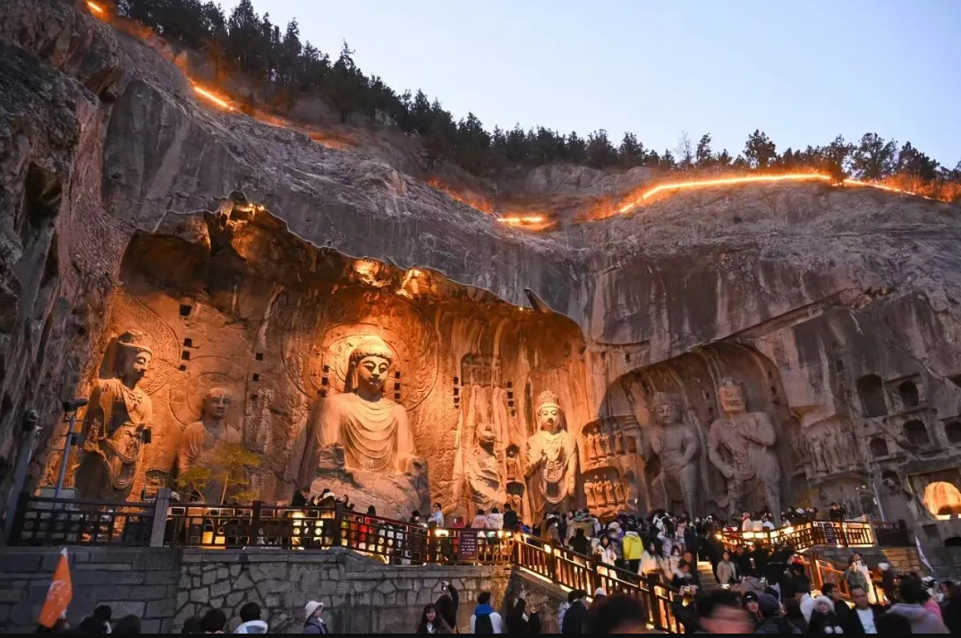 游客在龍門石窟參觀游覽。