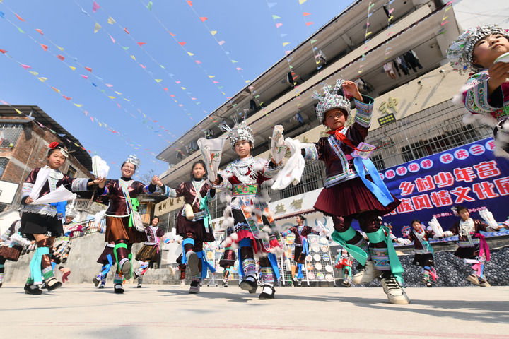 2025年3月25日，廣西柳州市融水苗族自治縣桿洞鄉(xiāng)中心小學(xué)學(xué)生在跳蘆笙踩堂舞。新華社記者 黃孝邦 攝