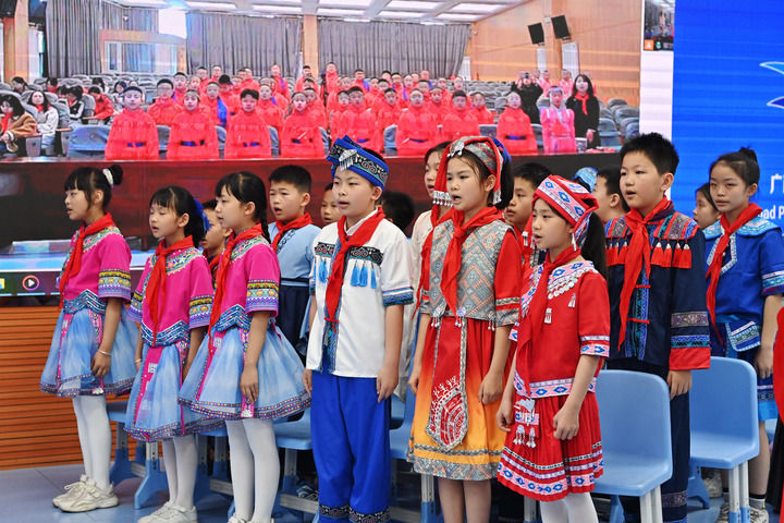 2025年3月28日，在“壯蒙一家親 共筑中國夢”手拉手主題云隊(duì)會上，廣西南寧市濱湖路小學(xué)四（1）中隊(duì)隊(duì)員通過網(wǎng)絡(luò)和內(nèi)蒙古鄂爾多斯東勝區(qū)第十二小學(xué)四（9）中隊(duì)隊(duì)員一起唱《中國少年先鋒隊(duì)隊(duì)歌》。新華社記者 周華 攝