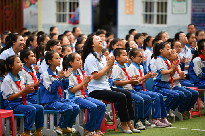 2021年7月1日，在位于陜西省延安市的楊家?guī)X福州希望小學(xué)，師生收看慶祝中國共產(chǎn)黨成立100周年大會。新華社記者 張博文 攝