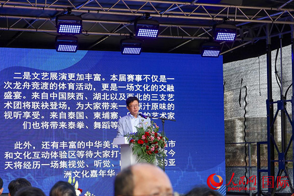中國駐法蘭克?？傤I(lǐng)事黃昳揚在致辭中對龍舟賽表示熱烈祝賀。人民網(wǎng) 依琳攝