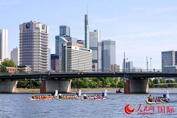 龍舟賽隊伍奮力揮槳、破浪前行。人民網(wǎng) 依琳攝