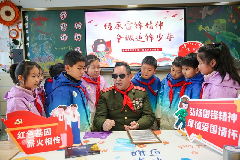 2025年3月3日，江蘇南通如皋市安定小學(xué)里，傷殘軍人許波銀在思政小課堂上向?qū)W生講述雷鋒故事。