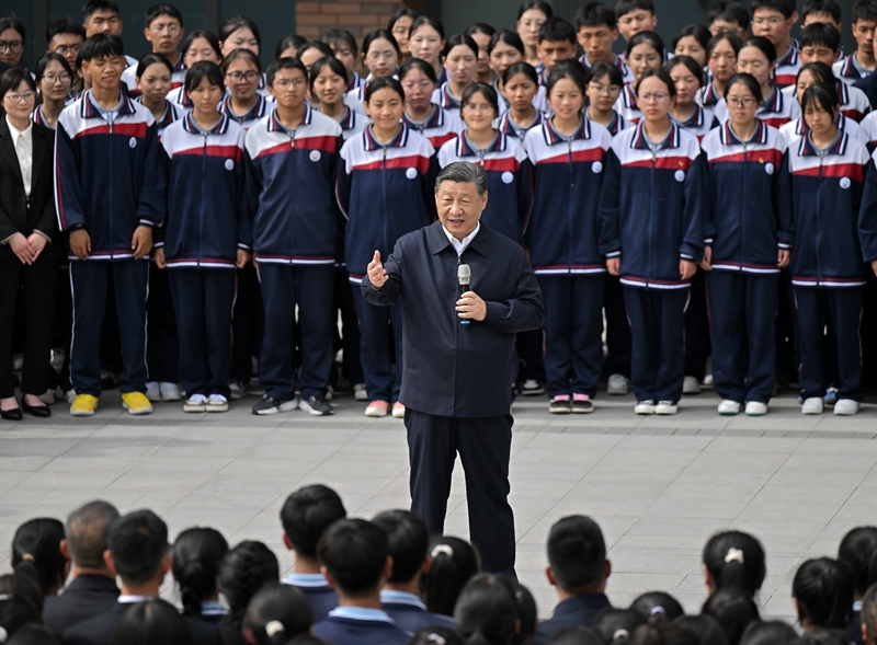 2024年6月18日，習(xí)近平總書記在青海果洛西寧民族中學(xué)考察時，同師生們親切交流。