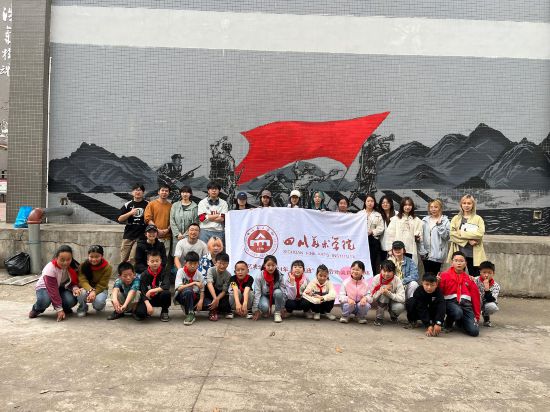 “行動中的課堂：探尋茶馬古道紅色印記”工作坊與當?shù)匦W生共同創(chuàng)作主題壁畫。