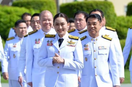 2024年9月7日，泰國(guó)總理佩通坦·欽那瓦（前中）及新一屆內(nèi)閣成員在位于首都曼谷的總理府與媒體見(jiàn)面。新華社發(fā)（拉亨攝）