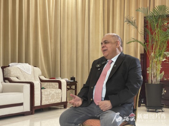 上合組織副秘書長索海爾·汗在專訪中。石榴云/新疆日報記者 劉翔攝