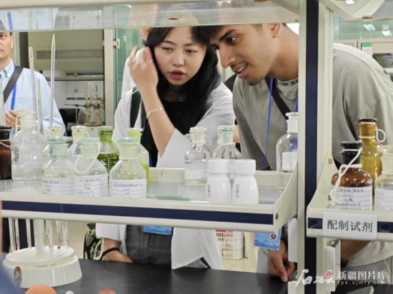 5月26日，2025上合組織國家媒體合作論壇嘉賓參觀新奇康藥業(yè)股份有限公司實驗室。石榴云/新疆日報記者 宋海波攝