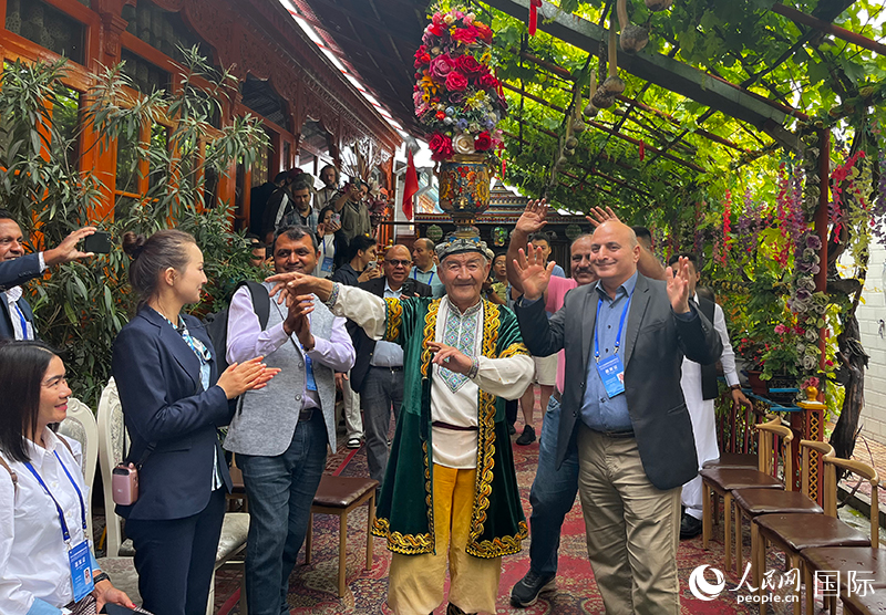 5月24日，外國媒體人在伊寧市喀贊其民俗旅游區(qū)參觀體驗。 人民網(wǎng)記者 翟轉麗攝