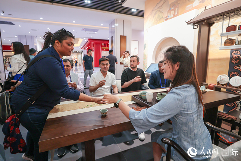 5月25日，外國媒體人在霍爾果斯國際邊境合作中心中國文化館參觀。人民網(wǎng)記者 張武軍攝