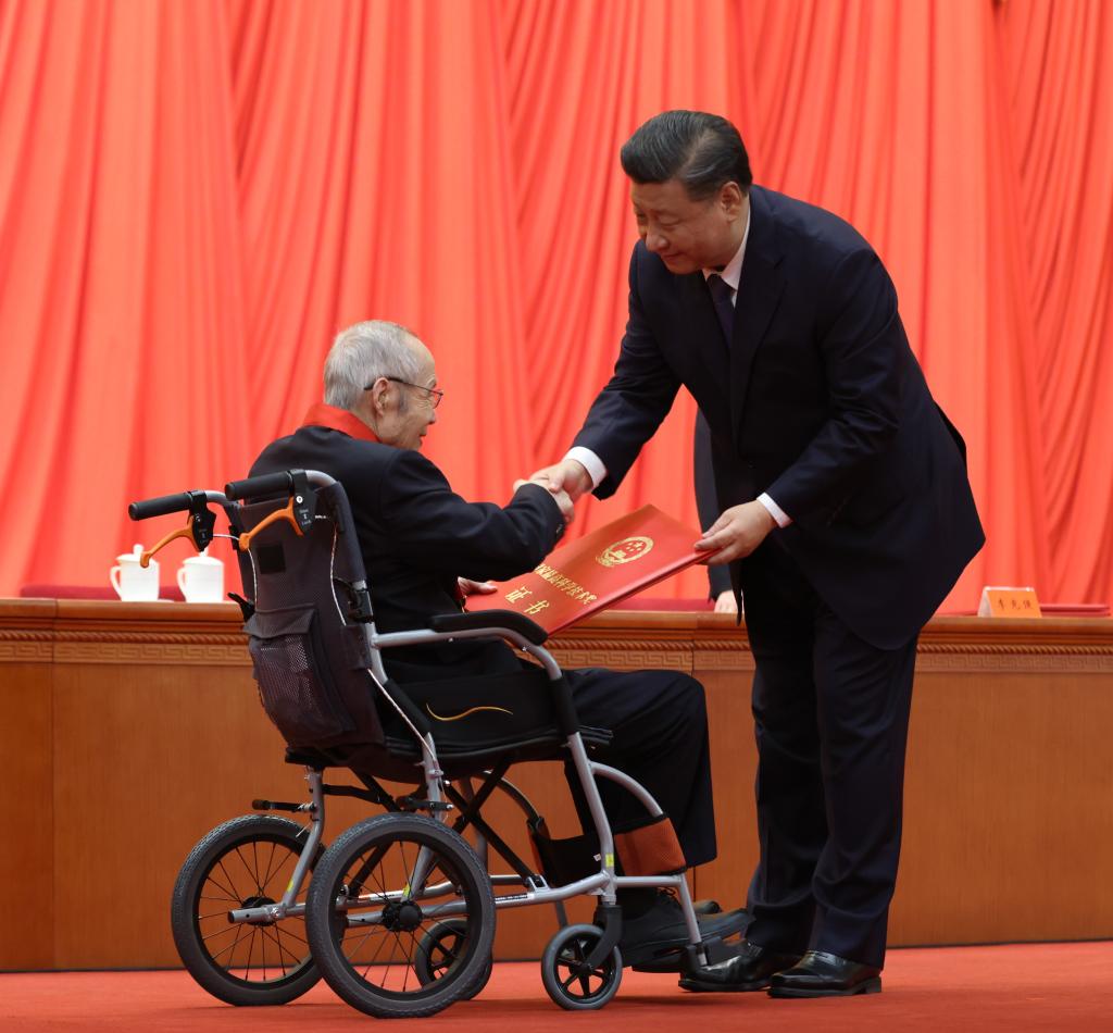 2021年11月3日，2020年度國家科學(xué)技術(shù)獎勵大會在北京人民大會堂隆重舉行。習(xí)近平總書記向獲得2020年度國家最高科學(xué)技術(shù)獎的中國航空工業(yè)集團有限公司顧誦芬院士頒獎。新華社記者 龐興雷 攝