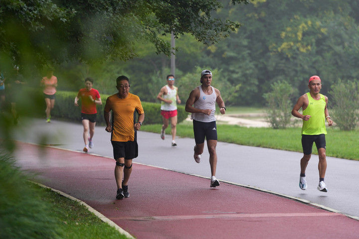 2024年7月14日，市民在北京中軸線延長(zhǎng)線上的奧林匹克森林公園運(yùn)動(dòng)鍛煉。