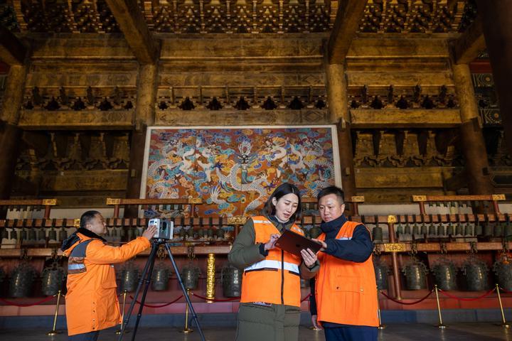 北京市測(cè)繪設(shè)計(jì)研究院團(tuán)隊(duì)在太廟測(cè)繪（2023年2月19日攝）。2020年9月起，北京市測(cè)繪設(shè)計(jì)研究院的技術(shù)團(tuán)隊(duì)開展了北京中軸線遺產(chǎn)點(diǎn)實(shí)地測(cè)繪，從文物保護(hù)、環(huán)境整治、文物騰退等方面為北京中軸線申遺提供空間數(shù)據(jù)底板。