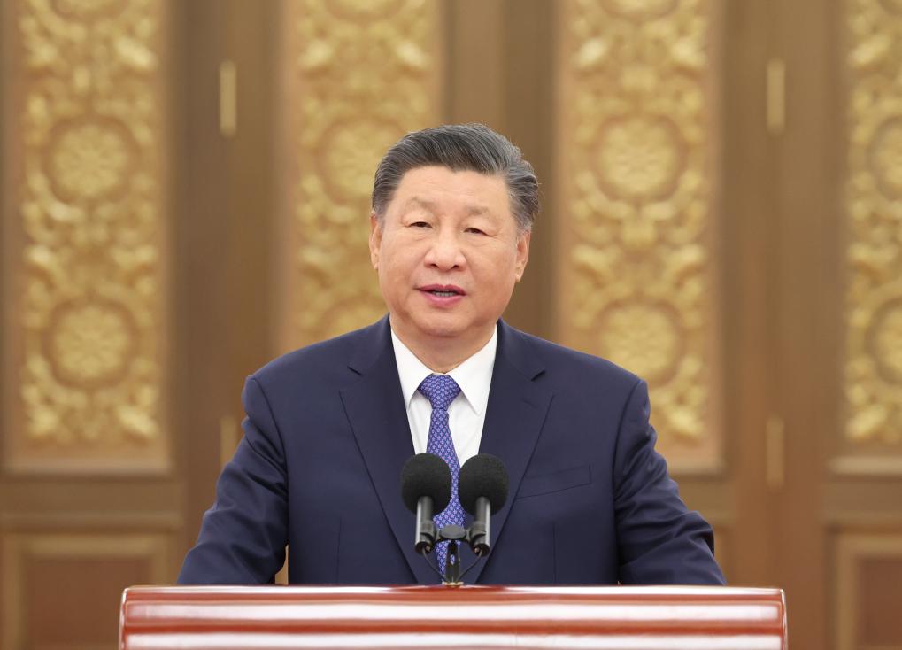 2024年9月23日，習(xí)近平總書記在人民大會堂接見探月工程嫦娥六號任務(wù)參研參試人員代表并參觀月球樣品和探月工程成果展覽。這是習(xí)近平總書記發(fā)表重要講話。新華社記者 鞠鵬 攝