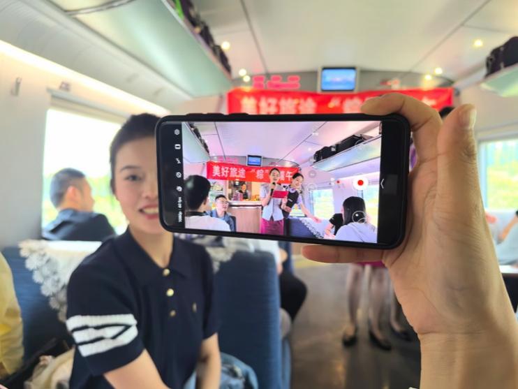 在活動中，旅客紛紛舉起手機拍攝。顏笑攝