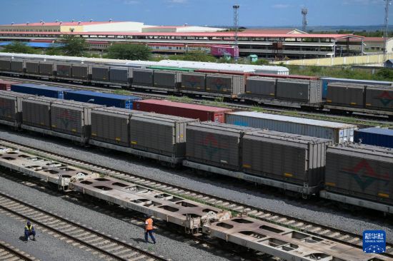 5月31日，在蒙內(nèi)鐵路內(nèi)羅畢站到發(fā)場(chǎng)，鐵路工人在鐵道旁巡檢。新華社記者 楊光 攝