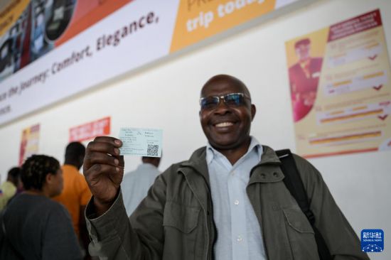 5月31日，在蒙內(nèi)鐵路內(nèi)羅畢站，一名前往蒙巴薩的乘客展示車票。新華社記者 楊光 攝