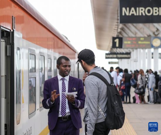 5月31日，在蒙內(nèi)鐵路內(nèi)羅畢站，乘務(wù)員為乘客檢票。新華社記者 李亞輝 攝