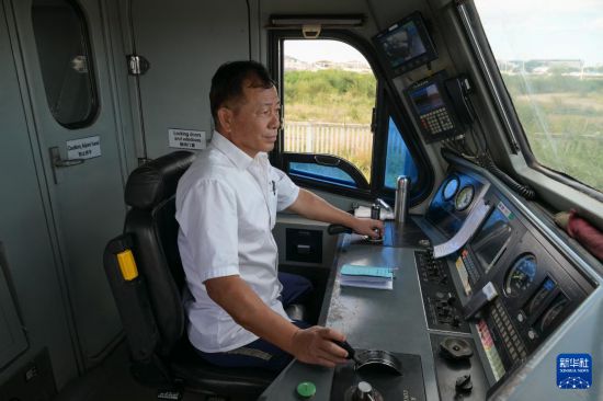 5月31日，在蒙內(nèi)鐵路內(nèi)羅畢站，機(jī)車駕駛員蔣立平在即將開往蒙巴薩的E2次列車上進(jìn)行準(zhǔn)備工作。新華社記者 楊光 攝