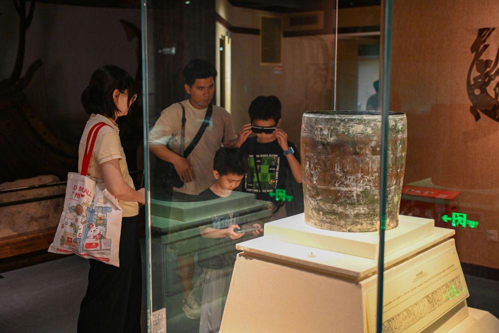 △2025年5月18日，游客在廣東廣州南越王博物院（王墓展區(qū)）體驗(yàn)AR眼鏡智慧導(dǎo)覽服務(wù)。