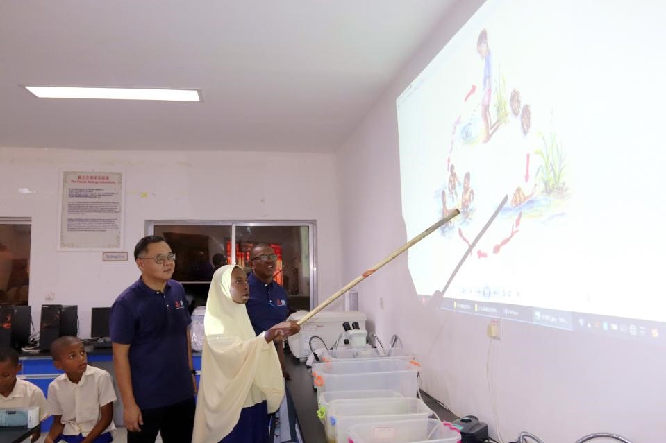 血吸蟲病健康教育講座。施亮攝