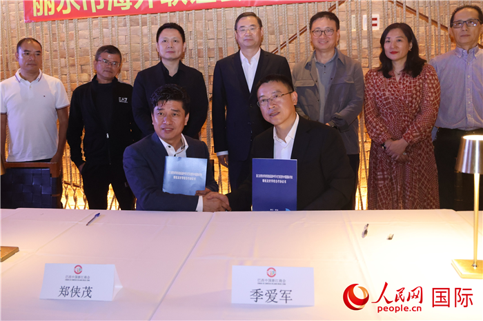 浙江省青田華僑實驗高級中學(xué)與巴西里約中國國際學(xué)校在座談會上締結(jié)為友好學(xué)校，青田縣人民政府僑務(wù)辦公室主任季愛軍和擔(dān)任巴西里約中國國際學(xué)校董事長的鄭俠茂作為代表簽署協(xié)議。 人民網(wǎng)記者 時元皓攝