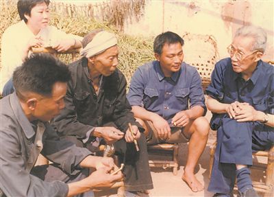 侯光炯（右一）和農(nóng)民在一起親切交流。 西南大學(xué)檔案館供圖